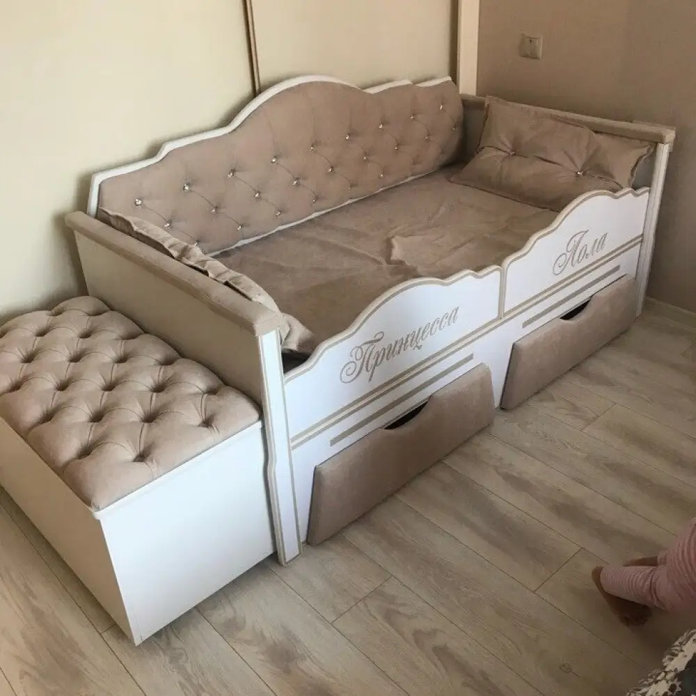Кровать с пуфиком