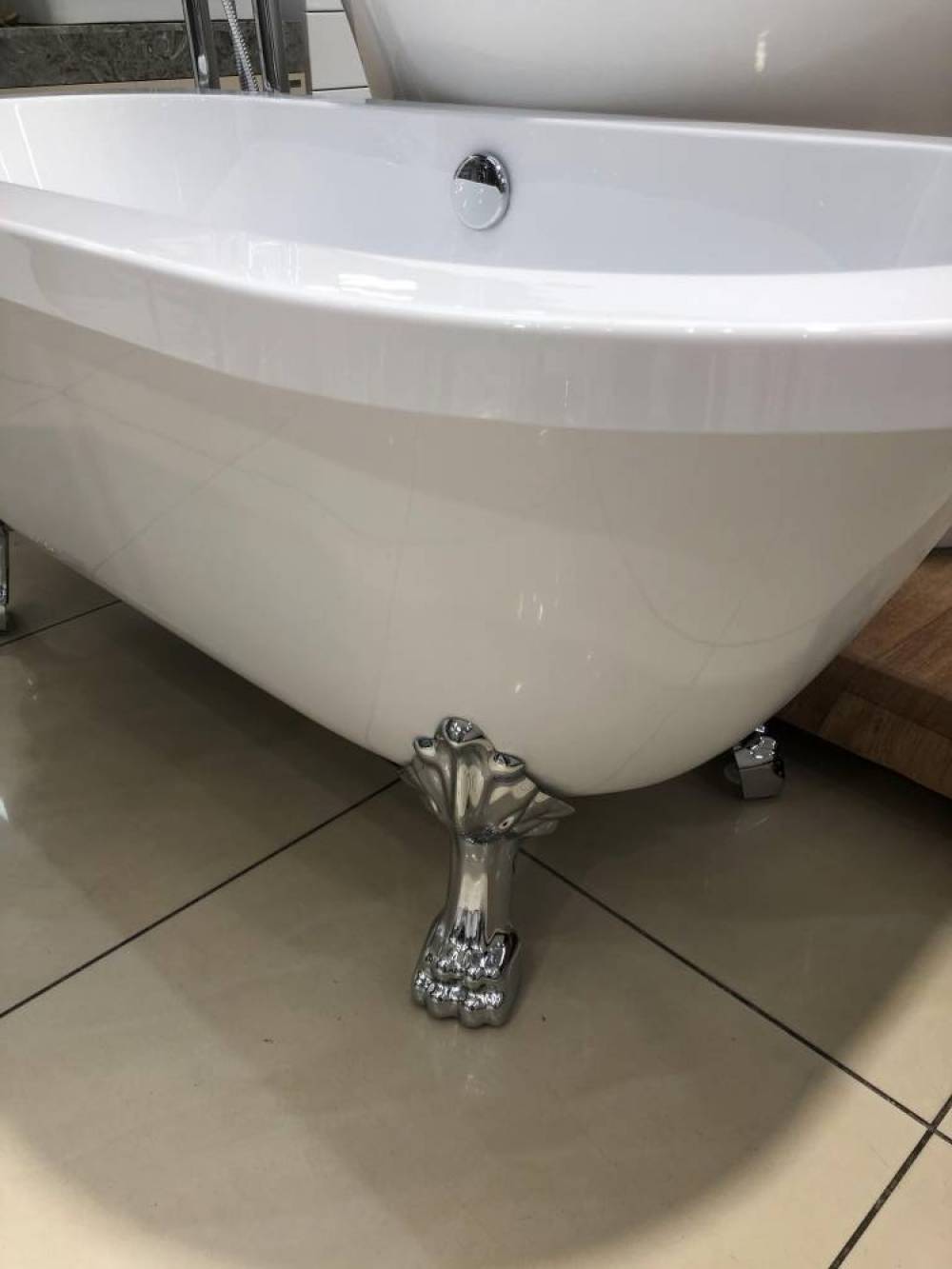 ванна акриловая на ножках